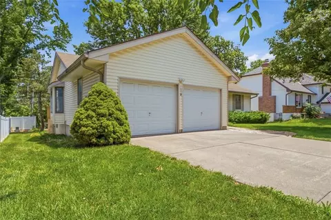 Exterior - 105 SE Colony Dr, Lees Summit, MO 64063 photo 2 of 8