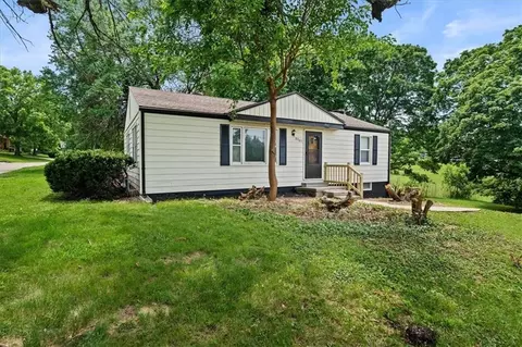 Exterior - 8905 E 55th St, Raytown, MO 64133 photo 5 of 5