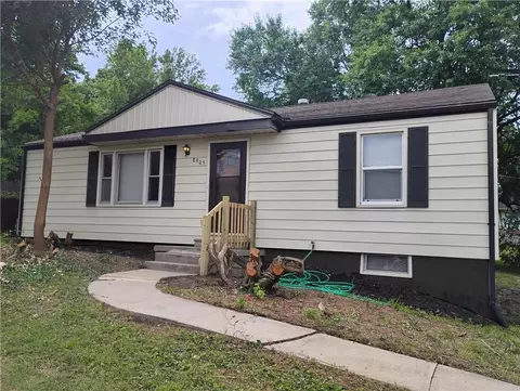 8905 E 55th St, Raytown, MO 64133