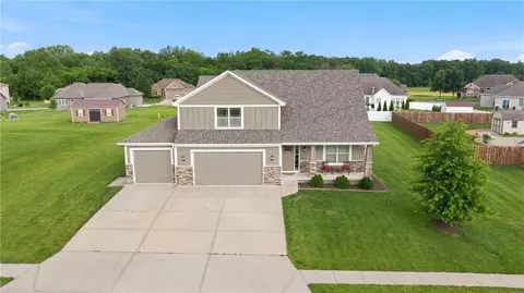 904 Papaw Ln, Pleasant Hill, MO 64080