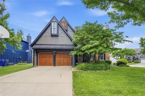11941 S Cottonwood Dr, Olathe, KS 66062