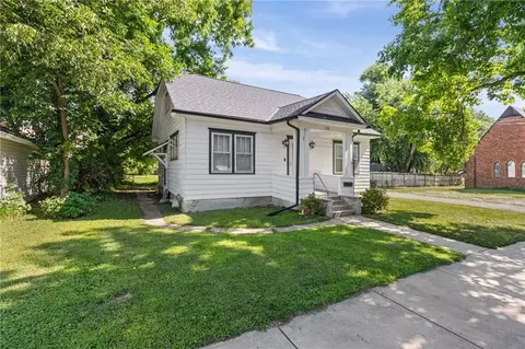 319 W 5th St, Ottawa, KS 66067