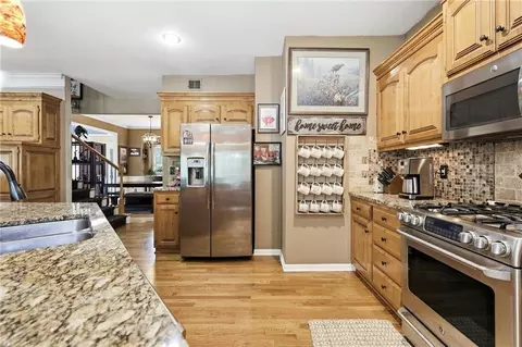 Kitchen - 23536 W 73rd Ter, Shawnee, KS 66227 photo 5 of 7