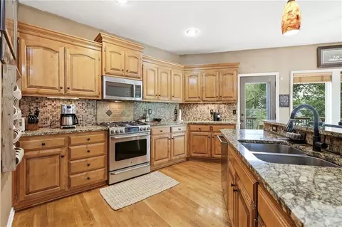 Kitchen - 23536 W 73rd Ter, Shawnee, KS 66227 photo 3 of 7