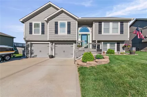 19204 Corbyn Ln, Smithville, MO 64089