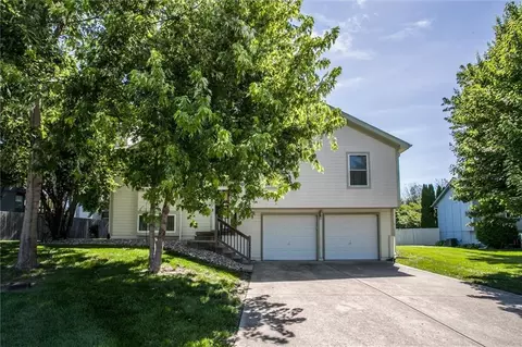 305 Pinetree Dr, Greenwood, MO 64034