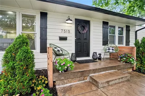 7515 Juniper Dr, Prairie Village, KS 66208