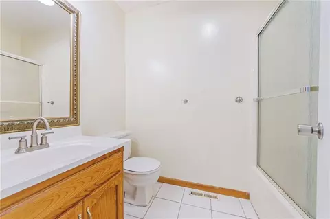 Bath - 403 NE Station Dr, Lees Summit, MO 64086 photo 2 of 4