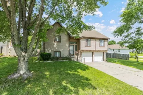 Exterior - 403 NE Station Dr, Lees Summit, MO 64086 photo 2 of 7