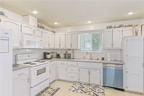 Kitchen - 403 NE Station Dr, Lees Summit, MO 64086 photo 2 of 2
