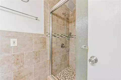 Bath - 403 NE Station Dr, Lees Summit, MO 64086 photo 3 of 4