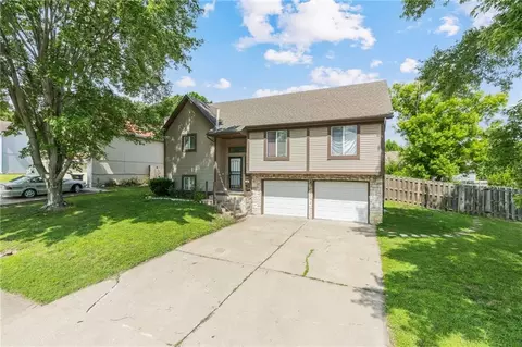 Exterior - 403 NE Station Dr, Lees Summit, MO 64086 photo 3 of 7