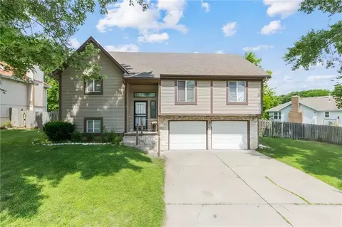 403 NE Station Dr, Lees Summit, MO 64086
