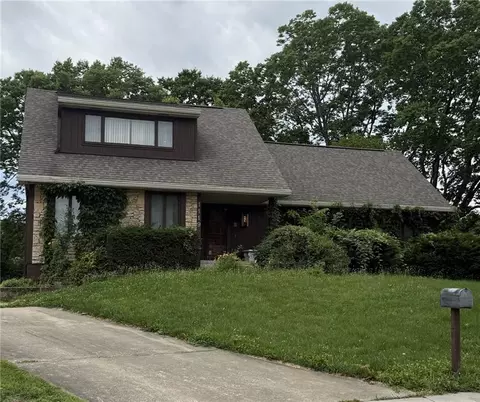 1119 NE Clubhouse Cir, Lees Summit, MO 64086