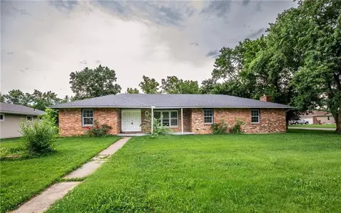 818 Sycamore St, Lacygne, KS 66040