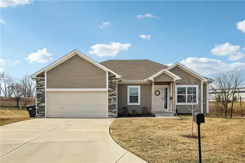 700 Pampas St, Pleasant Hill, MO 64080