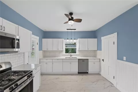 Entry Way - 721 W 4th St, Cameron, MO 64429 photo 1 of 4