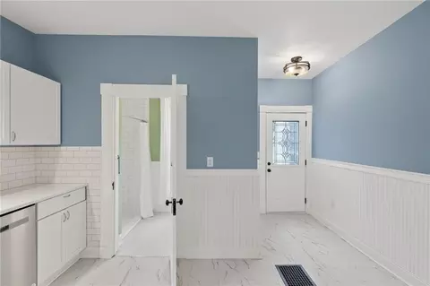Entry Way - 721 W 4th St, Cameron, MO 64429 photo 3 of 4