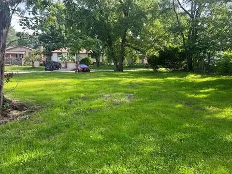 704 E 3rd St, Cameron, MO 64429