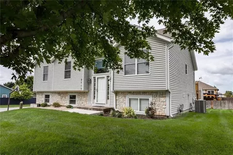 Exterior - 2715 Stratton Dr, Eudora, KS 66025 photo 2 of 5