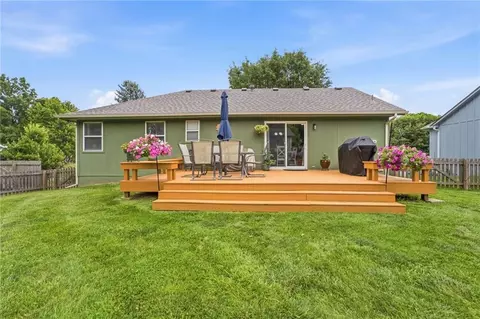 Exterior - 404 SE Onyx Dr, Lees Summit, MO 64063 photo 3 of 8