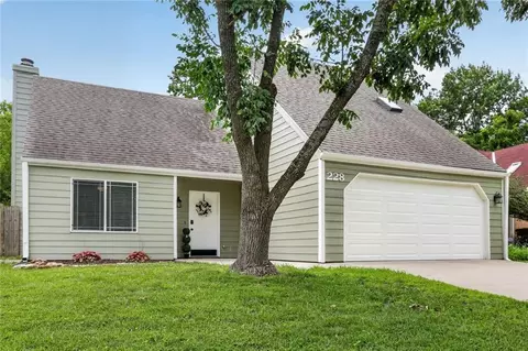 228 Deerfield Ln, Lawrence, KS 66049