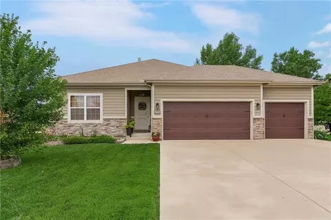 424 E Pawnee Ln, Gardner, KS 66030