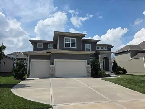 318 NW Ambersham Dr, Lees Summit, MO 64081