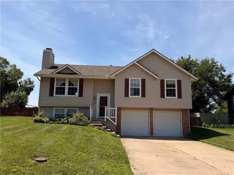 2529 SE Winchester Dr, Lees Summit, MO 64063