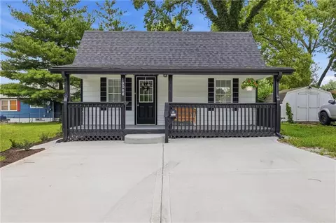 10008 E 15th St, Independence, MO 64052