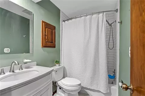 Bath - 8921 Boten Rd, Lees Summit, MO 64064 photo 3 of 4