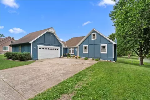 8921 Boten Rd, Lees Summit, MO 64064