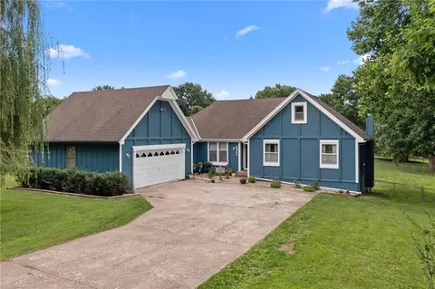 Exterior - 8921 Boten Rd, Lees Summit, MO 64064 photo 5 of 11