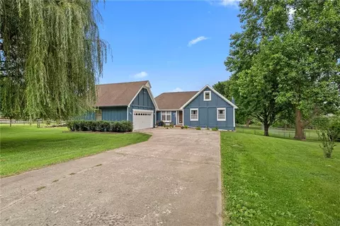 Exterior - 8921 Boten Rd, Lees Summit, MO 64064 photo 2 of 11