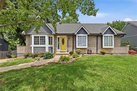 302 SW 24th St, Oak Grove, MO 64075