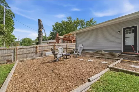 Exterior - 3916 Queen Ridge Dr, Independence, MO 64055 photo 5 of 11
