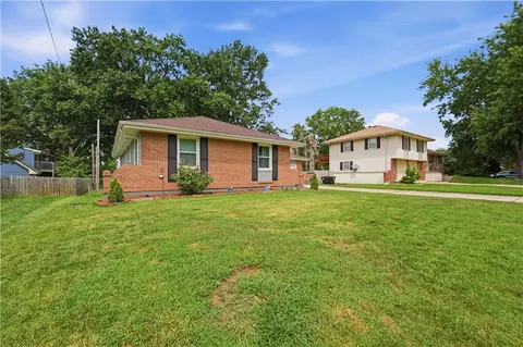 Exterior - 3916 Queen Ridge Dr, Independence, MO 64055 photo 9 of 11