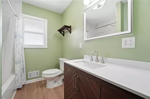 Bath - 3916 Queen Ridge Dr, Independence, MO 64055 photo 1 of 3