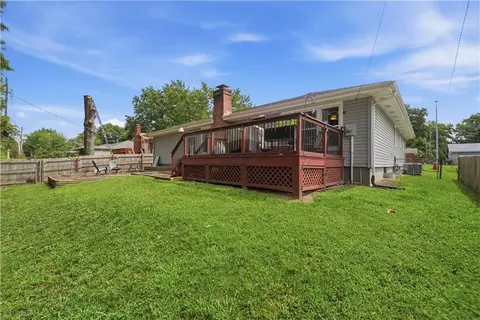 Exterior - 3916 Queen Ridge Dr, Independence, MO 64055 photo 3 of 11