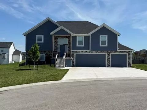 16338 Lois Ln, Basehor, KS 66007