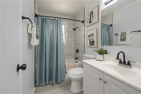 Bath - 20125 E 13th St, Independence, MO 64057 photo 1 of 1