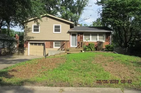 618 NW Kay Dr, Lees Summit, MO 64063