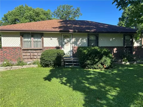 6740 SE Horseshoe Dr, Holt, MO 64048