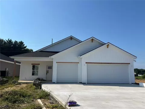 4810 S Creek Woods Dr, Saint Joseph, MO 64507