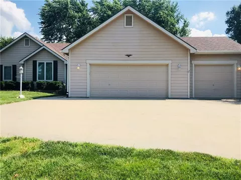 1905 River Ridge Rd, Lawrence, KS 66044