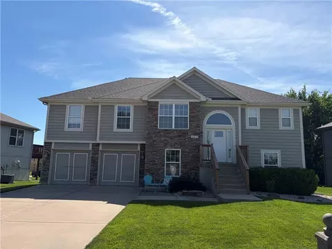 8427 N Kensington Ave, Kansas City, MO 64156