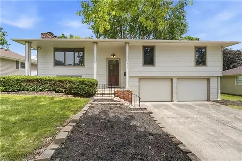 305 SW Marion Ln, Lees Summit, MO 64081