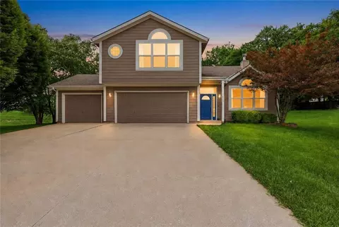 720 SE James Cir, Lees Summit, MO 64063