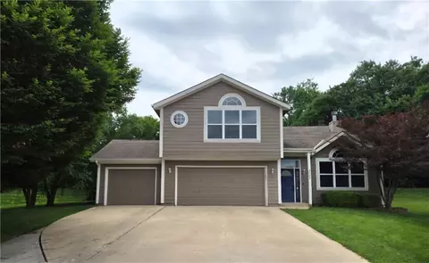 720 SE James Cir, Lees Summit, MO 64063
