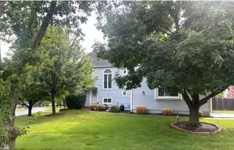 8821 W 115th Ter, Overland Park, KS 66210